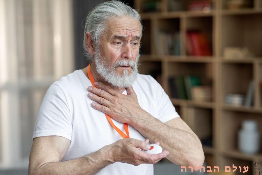 קשיש לוחץ על לחצן מצוקה